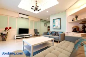 5 mins walk to Chiang Mai Night Bazaar, 3 bedrooms, 3 bathrooms, with garden, a quiet dreamy cottage in the middle of the city - Image 2