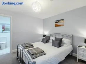 A Detached Garden Lodge, Hot Tub, Heating, WiFi & Parking - Image 2
