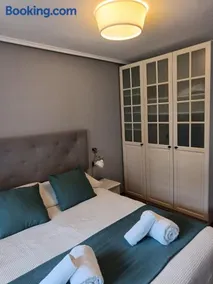 Paraíso Soleado: Piso con Terraza, Piscina y Garaje a 5 min de Playa - Image 1