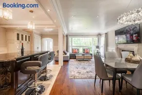 3 Bedroom Luxury House in Toronto - Image 1