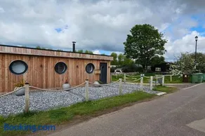 Humberston Boathouse Lodge & Hot Tub - Cleethorpes Beach Cabin Chalet - Image 4