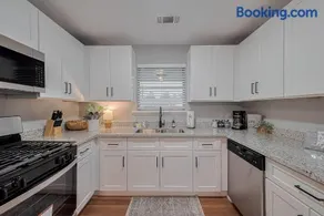 Modern 3BR Home in Spring Branch - Image 2