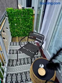 Newly Renovated Flat with Parking space - Image 2