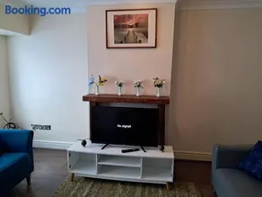 Cosy 2 Bedroom Luxury House - Image 3