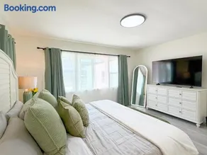 Modern Cozy Retreat 4BR 4BA Free Parking for4 - Image 5