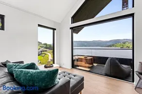 Stunning Lakefront Apartment with Panoramic Views - Image 5