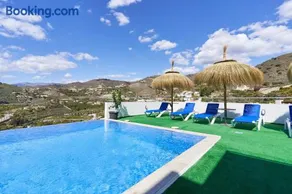 Agréable villa conviviale et familiale avec terrasse, piscine privée et jacuzzi | Vue mer | Adaptée au travail à distance - Image 3