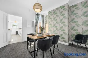 Spacious 2-Bed Home with Garden Sleeps 5 - Image 2