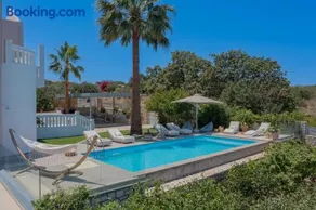 Infinity Villa with Pool, BBQ and Ping-Pong Table, 2km from the beach - Image 3