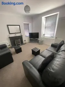 High Street House Sleeps 4 with Parking - Image 2