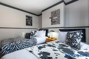 4 Bedroom Quiet Leafy Snazzy Elroi Exclusive 2 Vehicles Private Parking Home - A63 - Close to shops - Image 3