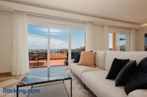 Penthouse with sea views in Nueva Andalucia - Image 2