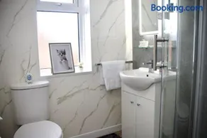 2 Bed Contractor House in St Helens - Free Parking - Wifi - Image 3