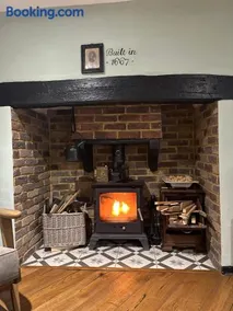 2BDR Cottage By Guest Nest Management In Horsham With Free Parking - Image 4