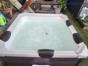 Chalet en bois avec Jacuzzi Privé et Piscine - Image 3