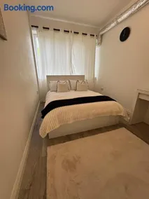 #29 Sweet 1 Bed - sleeps 4 - free parking - BHX NEC - "Perfect for Contractors and Families" - Image 2