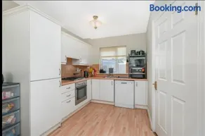 3 Cosy Bedrooms in a House 6 people - Image 4
