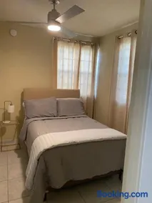 Comfy, Spacious Apartment near the beach - Image 2