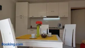 Apartamento vacacional con jardín y barbacoa | Vistas al agua - Image 2
