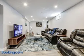Luxury & private 3 bed basement unit kitchen, wifi, park, mall - Image 1