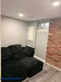Charming 5 Bed with Spacious Yard with HotTub - Image 2