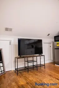 Joynest Loft - Private Entry & Bath - Image 3