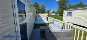 RJ Luxury Caravan Hire With Hot Tub - Image 1