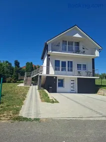 Gyöngyvirág Apartmanház - Image 1