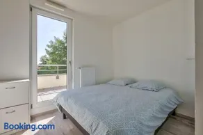 Stunning 2BR Flat with Terrace and private parking - Image 5