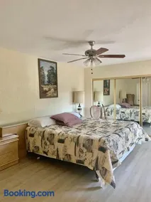 Townhouse with Private Patio - Image 4