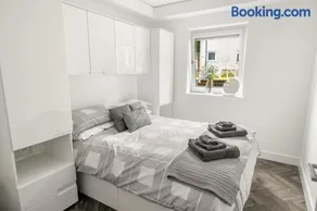 Beautiful 1 BR apt with private patio and free parking - Image 1