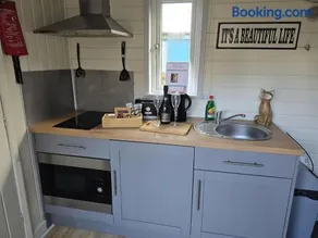 Glamping Hut - Sleeps 2 hot tub & parking - Image 2