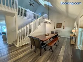Lakeslee Lodge: Spacious 6BR retreat with lake access and community pool in Oakland MD. - Image 3