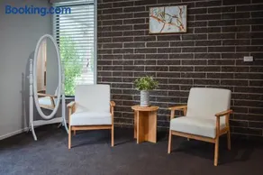 Redbank Retreat - Stylish Farm Stay king master suite one-acre private property - Image 3