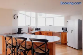 Surfside House Dodges Ferry coastal retreat - Image 3