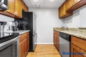 Prime Location for Business Stay - Image 5