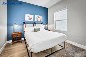 Single Bedroom - Queen Size. Heart of Downtown Vista - Image 1