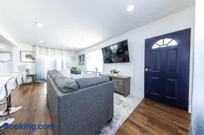 8 Beds Home with 4 Car Parking Space - Near DTLB - Image 2