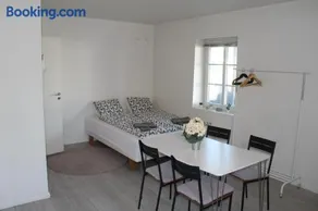 Central Ground Floor Flat Near Beach & Transit - Image 1
