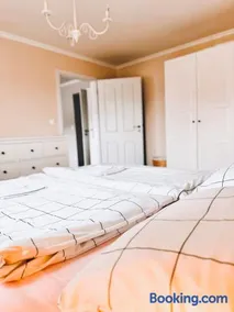 Krásny, plne vybavený byt s bezplatným parkovaním - Image 2