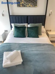 Superior Large Family Suite, Lux Living City Apartment, 2 Kingsize Bedrooms 2 Bath Business Suite WiFi Parking - Image 2