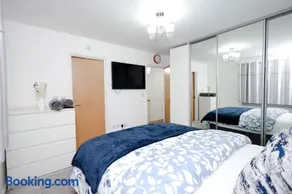 Cozy Place in Salford, Sleeps 8, 4 Bedroom, 5 Beds - Image 2