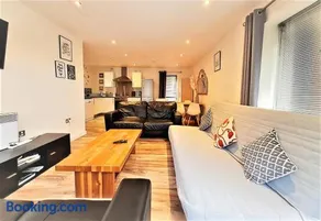 Two-bedroom ground-floor apartment Self check-in - Image 3