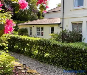 Hollyhocks Holiday Home- 2 bedroomed ground floor apartment sleeps 5 - Image 2