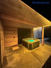 Modern Sanctuary with Mountain Views and Spa - Image 5
