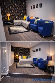 Saphire Apartments Spacious 1 Bed Apartment Sleeps 6 with Free Parking and Garden - Image 2