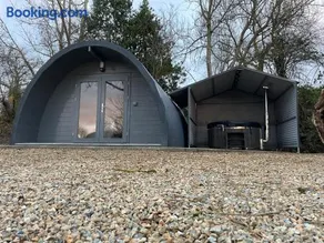 Executive Pod and Jacuzzi - Image 1