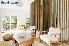 Modern Designer Cabin, Newly Renovated, EV Charger, Arcade, Kids Bunkbed, Minutes to Lake Arrowhead and Lake Gregory - Image 2