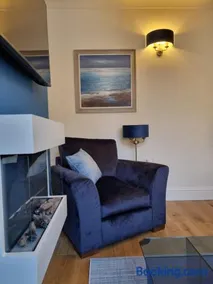 Lovely cosy home on edge of beautiful park, with a short walk to Warwick Castle, and close to Warwick Town cafes, bars and restaurants - Image 4