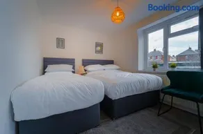 7 Bed House - Close to A46 - Image 5
